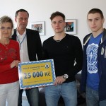 Zlínští hokejisté darovali dětskému oddělení 25.000 Kč, nemocným dětem dali dárky
